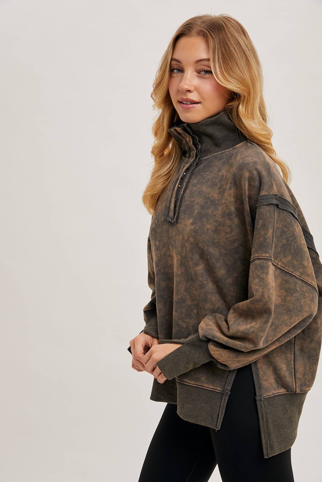 WASHED SIDE SLIT HENLEY SWEATSHIRT